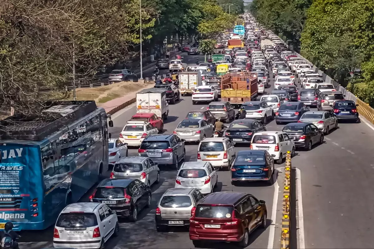 दिल्ली वायु प्रदूषण, ANPR कैमरे, पुरानी गाड़ियां बैन, बीजेपी सरकार, टोल प्लाजा, दिल्ली सीमा, वाहन प्रदूषण, mParivahan, NGT नियम, स्मॉग गन, इलेक्ट्रिक वाहन, GRAP, मंजिंदर सिंह सिरसा, दिल्ली न्यूज 2025